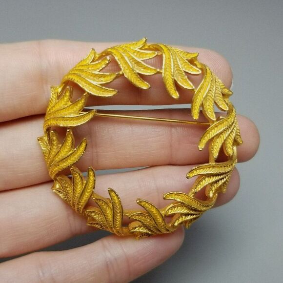 Vintage Mamselle Gold Tone Wreath Circle Brooch, Signed Lapel Pin Estate - Picture 1 of 8